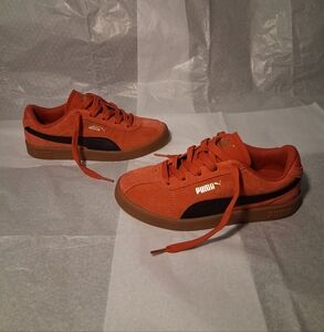 Puma Suede Sneakers, Brand NEW, Kids 2Y
